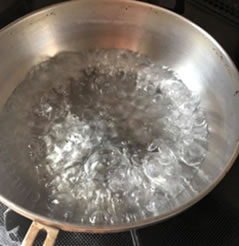 鍋に水を入れ沸騰させる