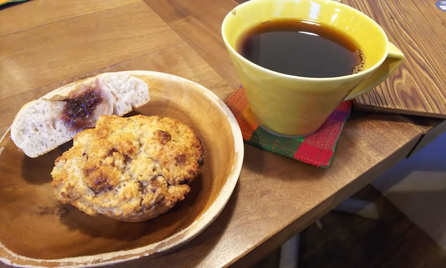 店内のカフェでビネガージャムを使って作られたマフィンや焼き立てパンをどうぞ！