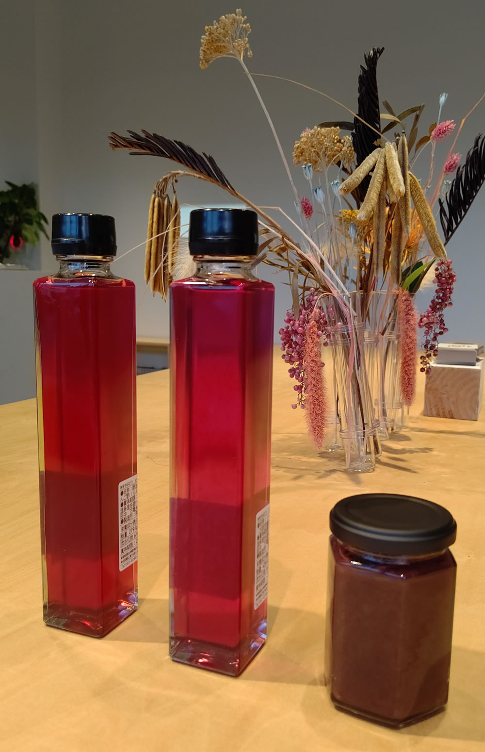 ピオーネも赤紫色が鮮やかで綺麗な色合い。ピオーネビネガー（左）&シロップ（右）＆神宮寺ぶどうビネガージャム